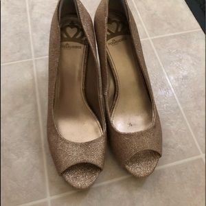 Gold sparkle peep toe